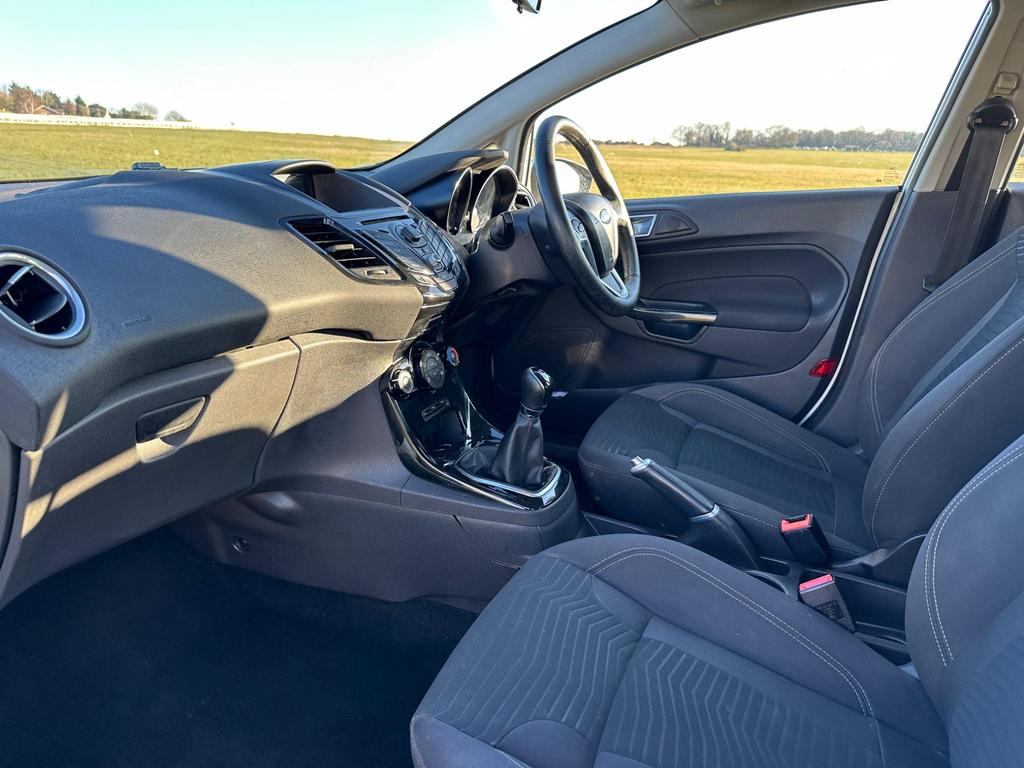 Ford Fiesta 1.25 Zetec Hatchback 2015 (64)